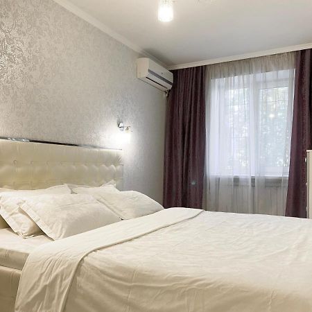 Beautiful 1-Bedroom Near Most City Center Dnjepropetovsk Buitenkant foto