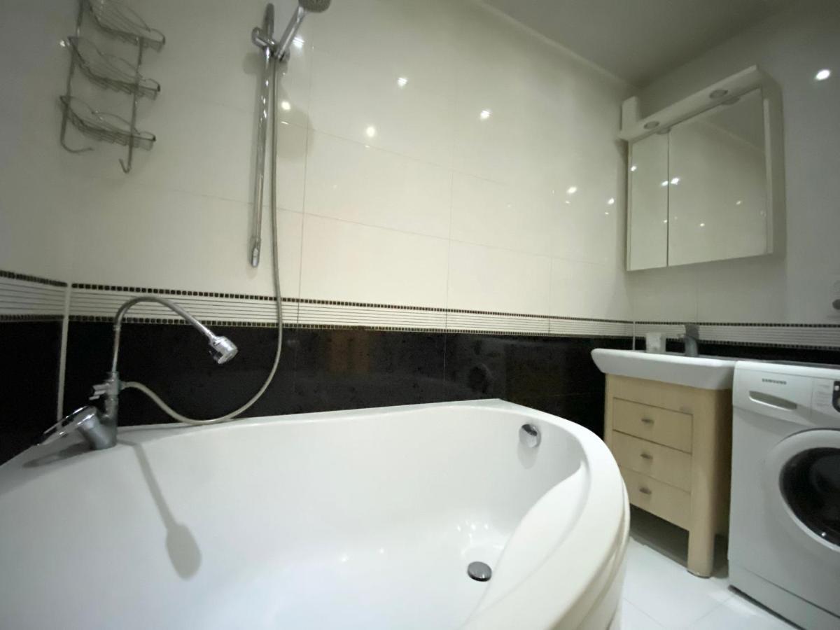 Beautiful 1-Bedroom Near Most City Center Dnjepropetovsk Buitenkant foto